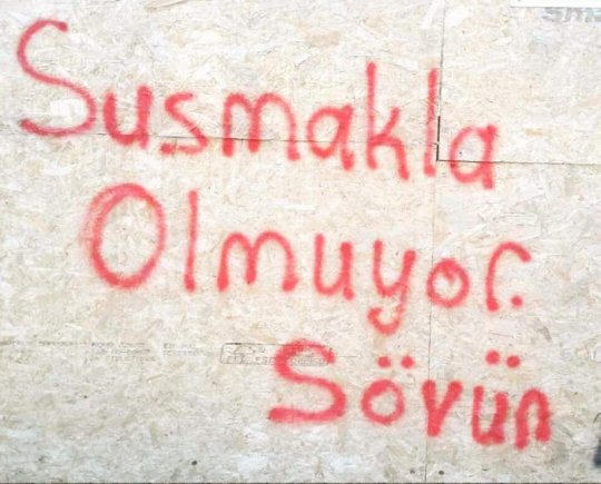 Susmakla Olmuyor Sövün Duvar Yazısı