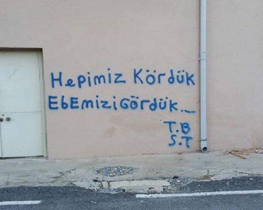 Hepimz Kördük Duvar Yazısı