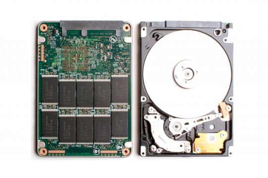 SSD ile içinde disk bulunan eski tip bir HDD arasındaki donanım farkı