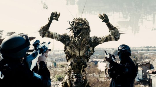 District 9 - Uzaylı İşçiler