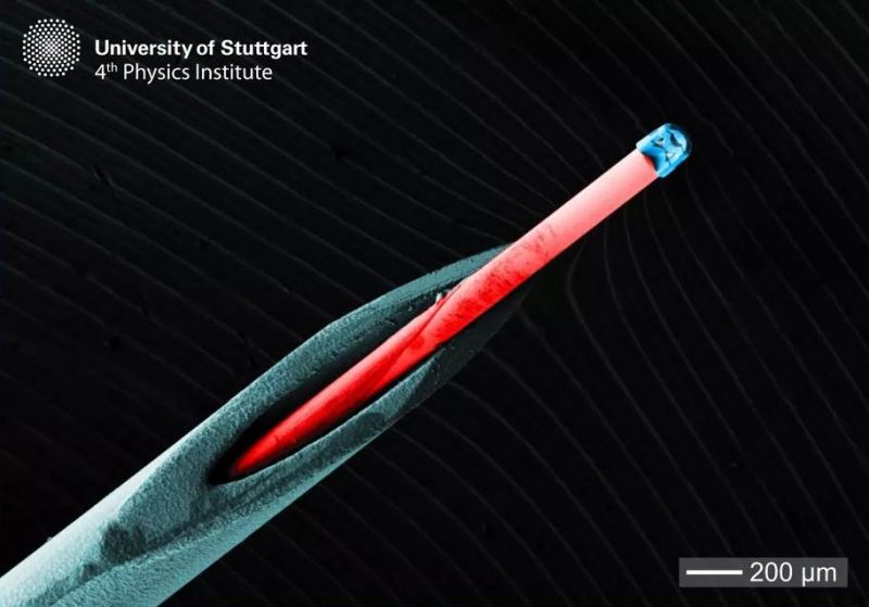 3D yazıcıda üretilen kamera 2 tel saç kalınlıktaki fiber kabloya bağlı.