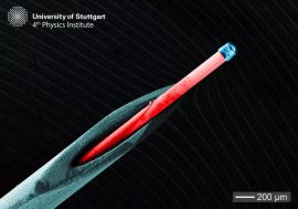 3D yazıcıda üretilen kamera 2 tel saç kalınlıktaki fiber kabloya bağlı.