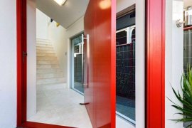 Ortasından Sabitlenmiş Kapı